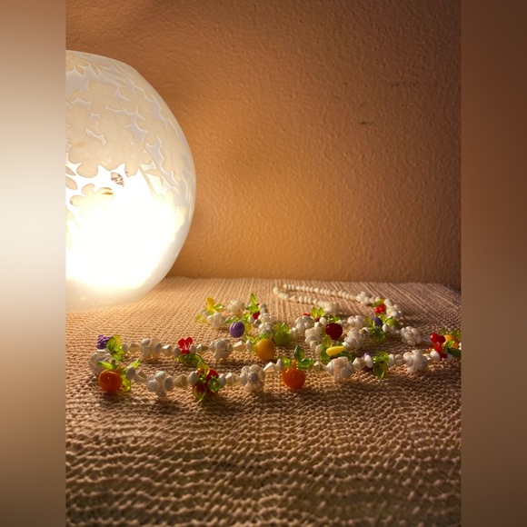 Vintage lucite fruit long strand necklace with white beads - Picture 3 of 7